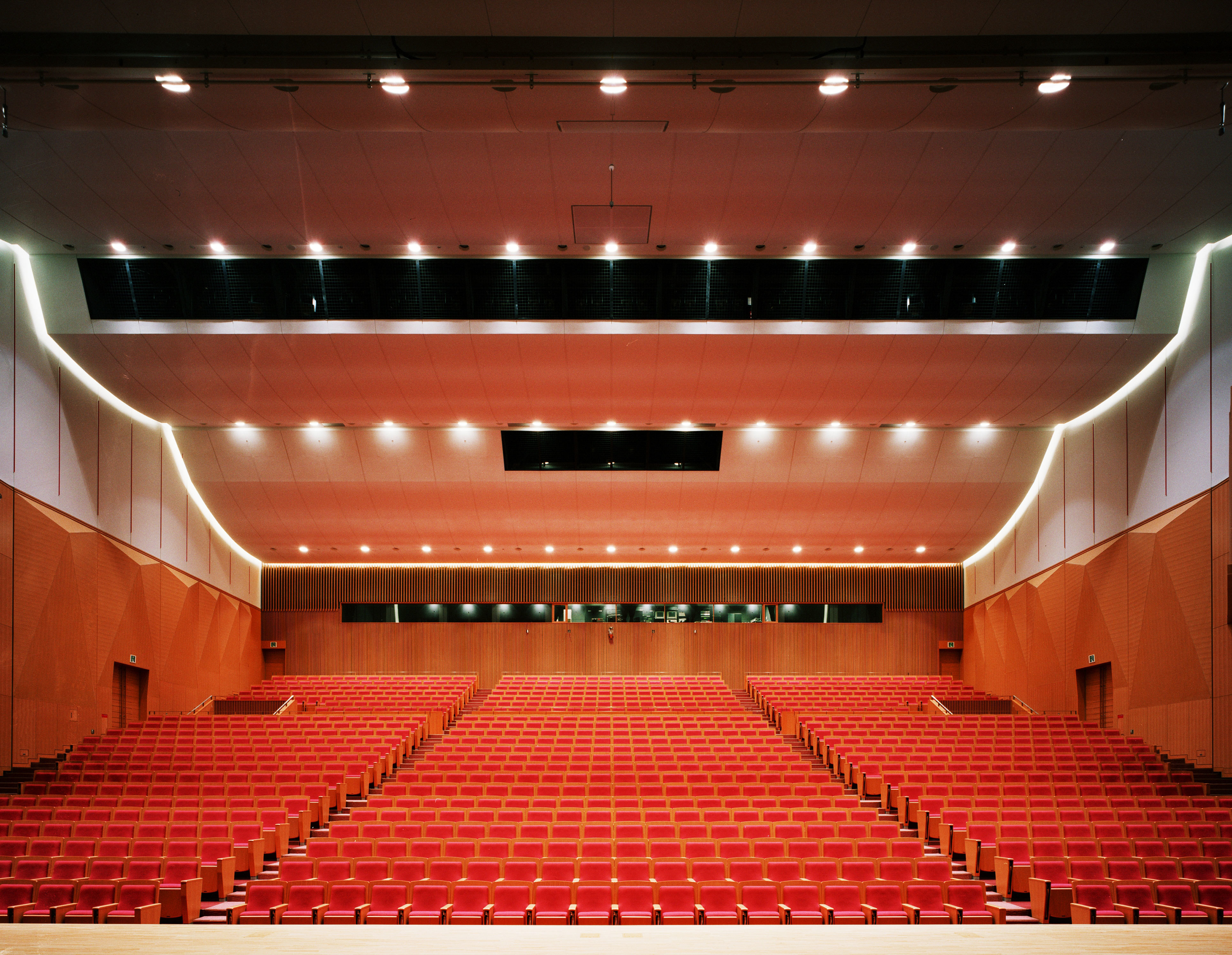 福岡国際会議場《アクセス情報・ホテル情報・格安宿泊情報＋往復交通＋宿泊セットプラン》