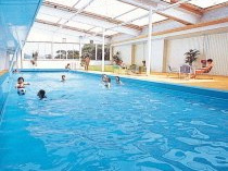 屋内温泉プール(通年利用可・無料)